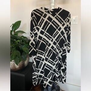 Neiman Marcus Black and White Long Sleeve Dress
